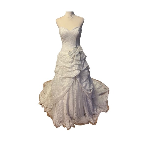 Jacquelin Exclusive Ivory Lace Gown with Silver/Crystal detail - Picture 11 of 14